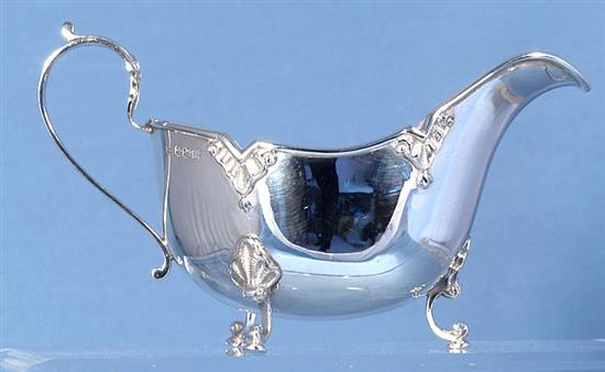 A cased pair of George V silver sauce boats, by Walker & Hall, Length 161mm weight 9.5oz/296grms